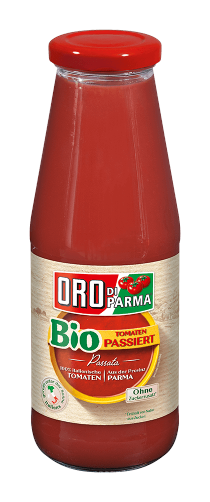 Strained organic tomatoes from ORO di Parma in a 700ml glass bottle.