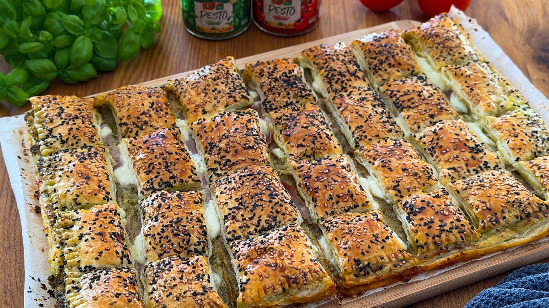 Blätterteigkissen mit Pesto, Schinken & Mozzarella