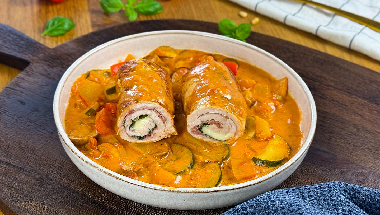 Puten-Involtini auf mediterranem Pfannengemüse 