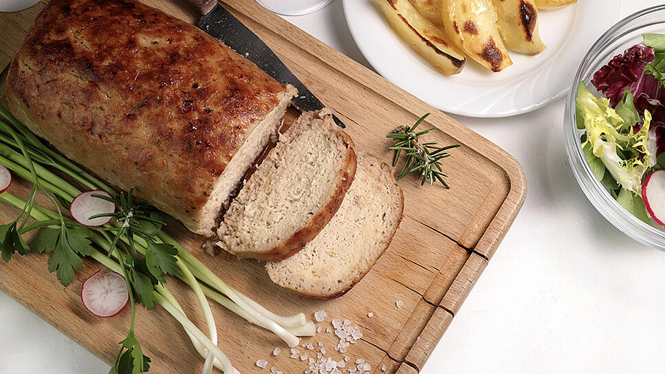 Ein Holzbrett mit italienischem Hackbraten