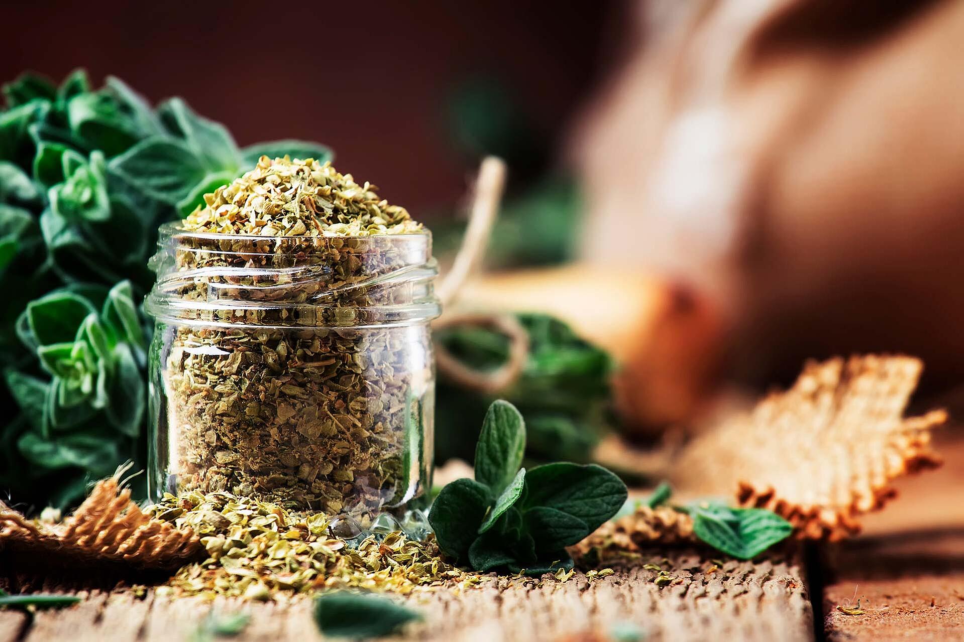 Getrockneter Oregano in einem Glas