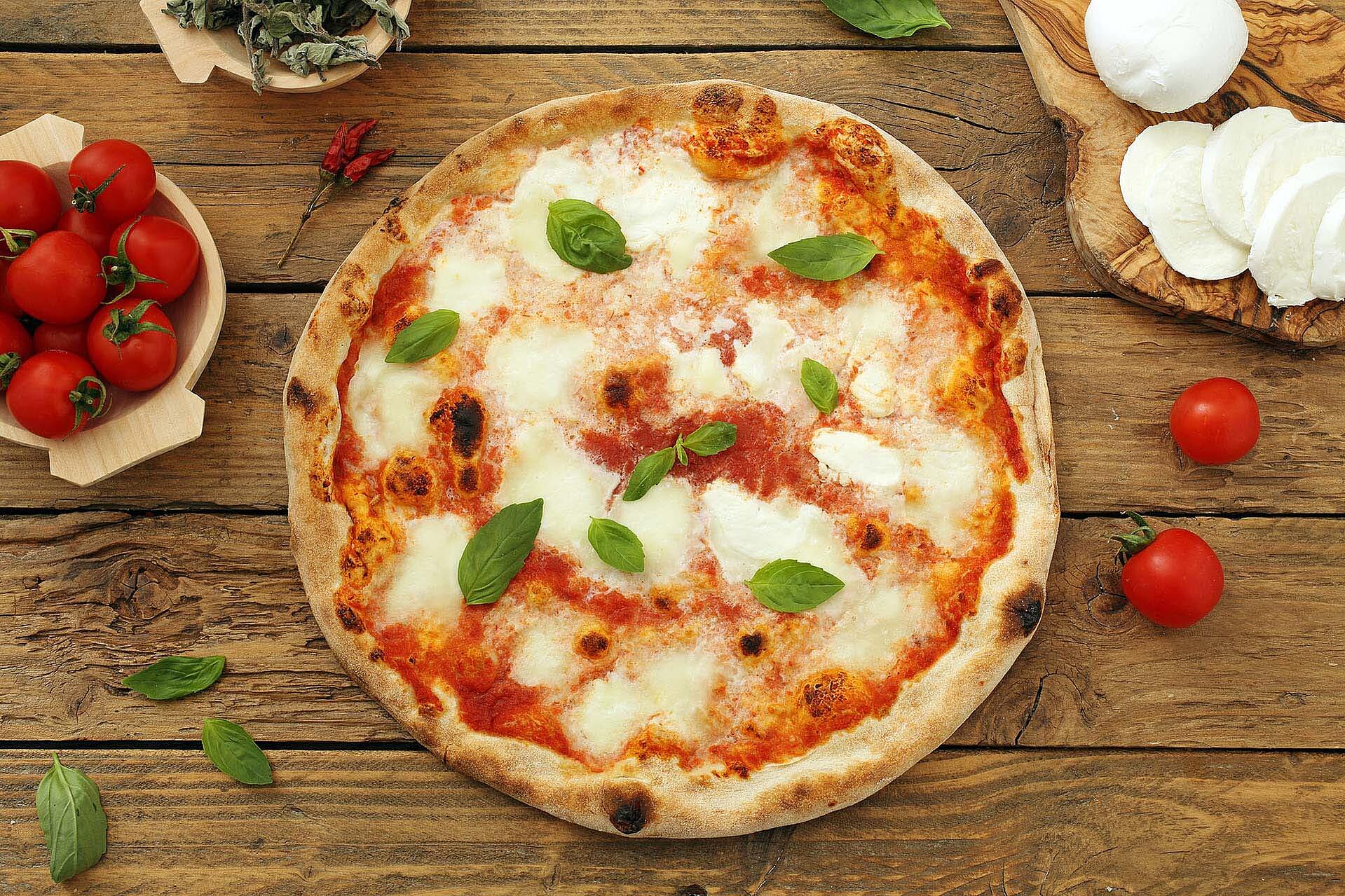 Pizza Margherita mit Mozzarella auf einem Tisch