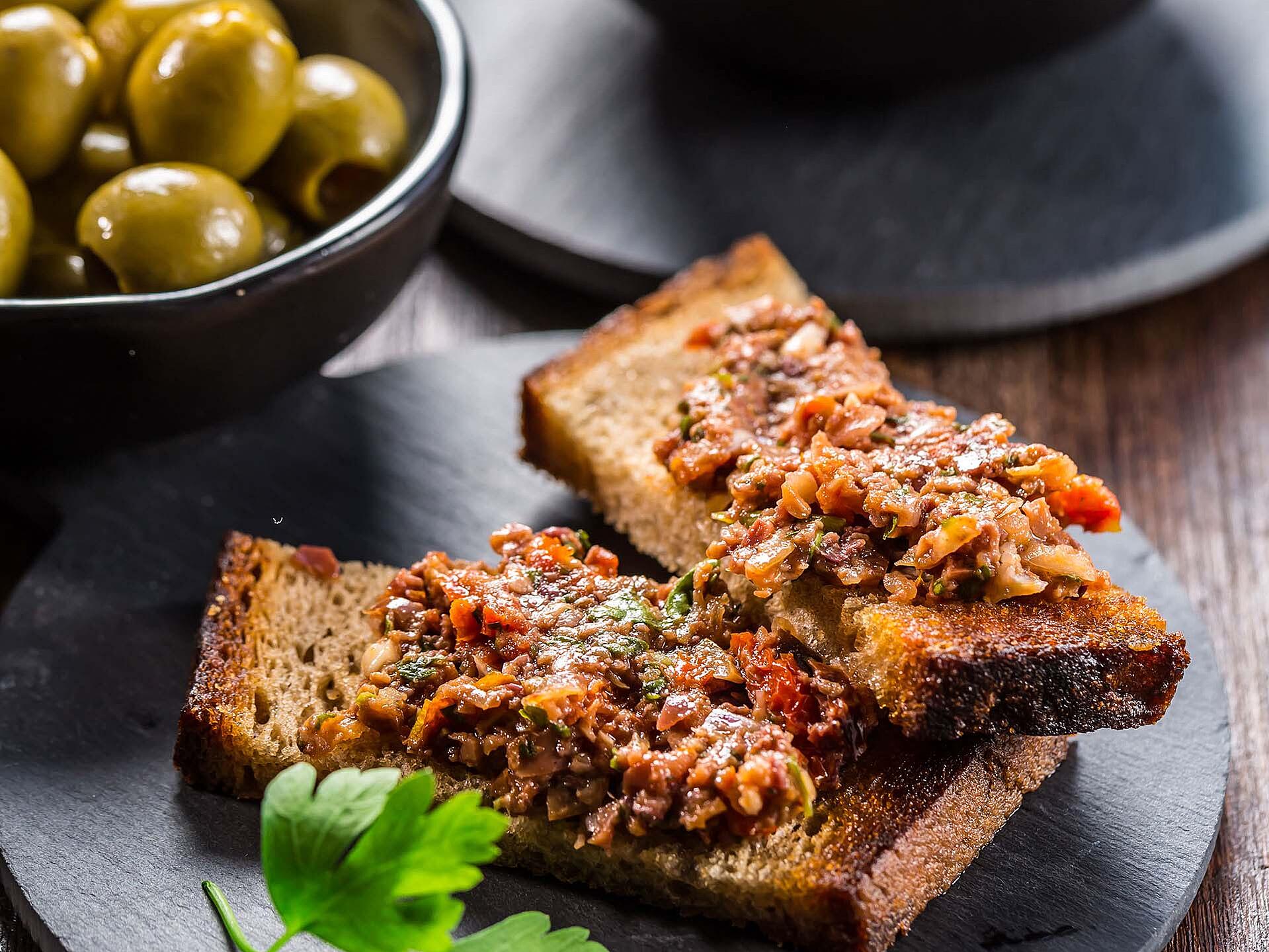 Geröstetes Brot mit einem Dip aus getrockneten Tomaten