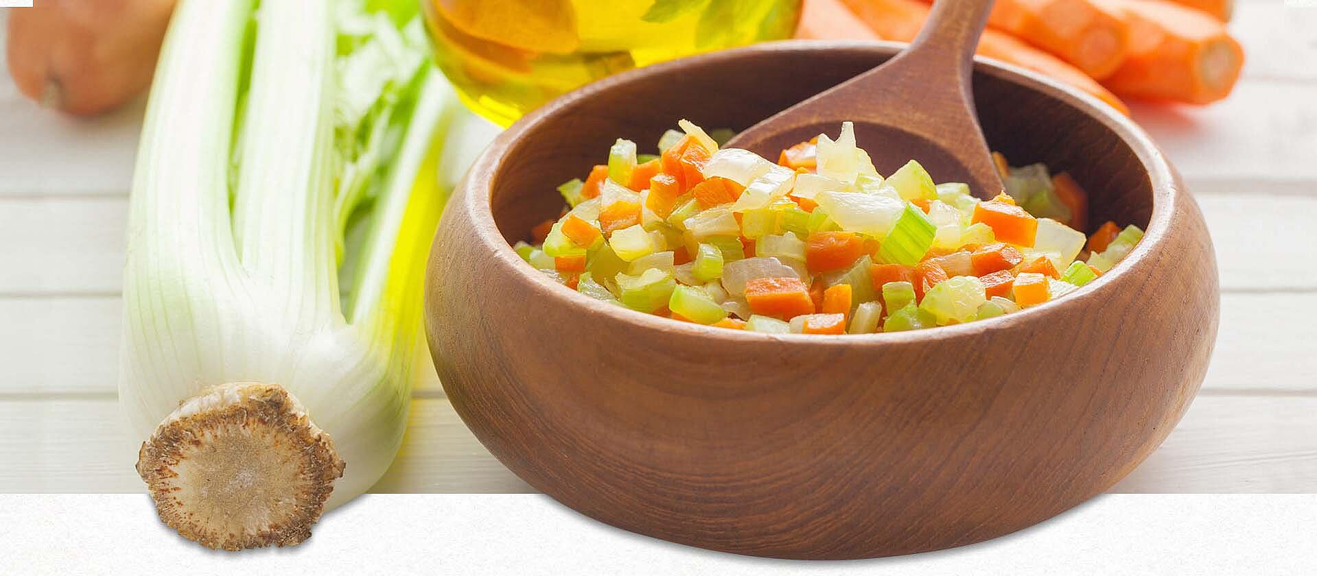 Soffritto in einer Holzschüssel angerichtet