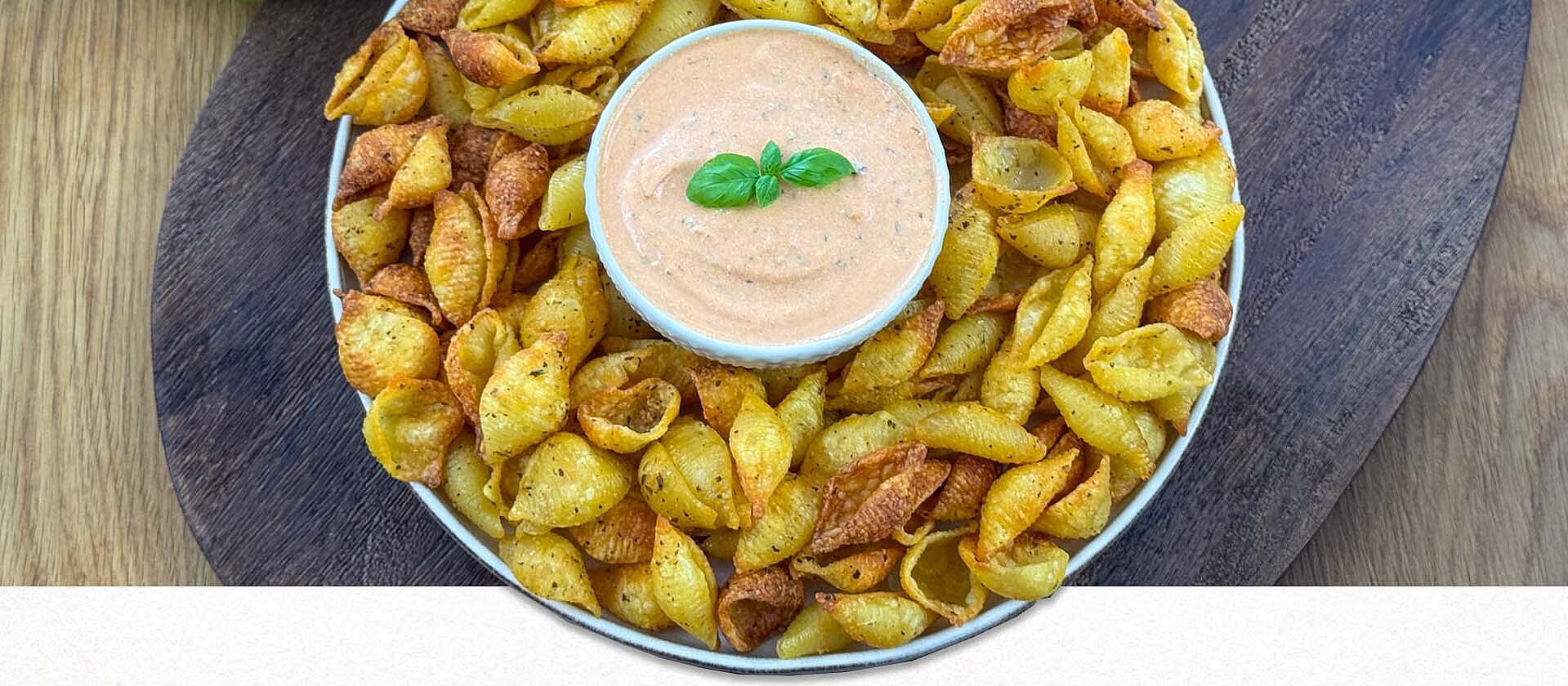 Pasta Chips mit cremigem Dip