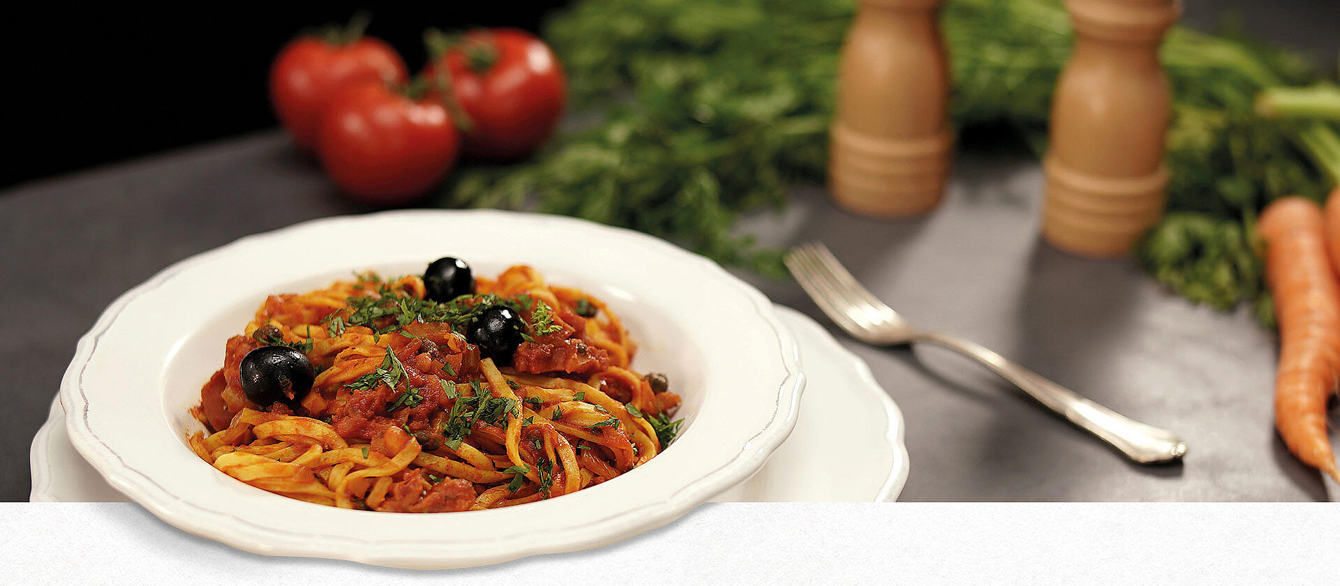 Ein Teller gefüllt mit Tagliarini und Salsiccia-Fenchel-Ragù
