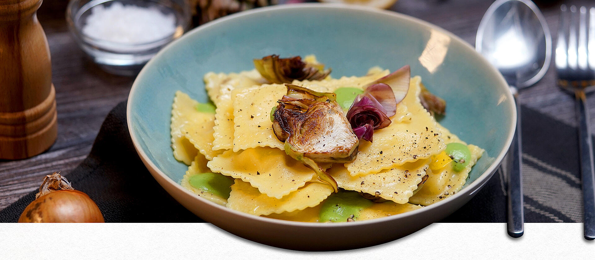 Ravioli mit Artischocken auf einem Pastateller