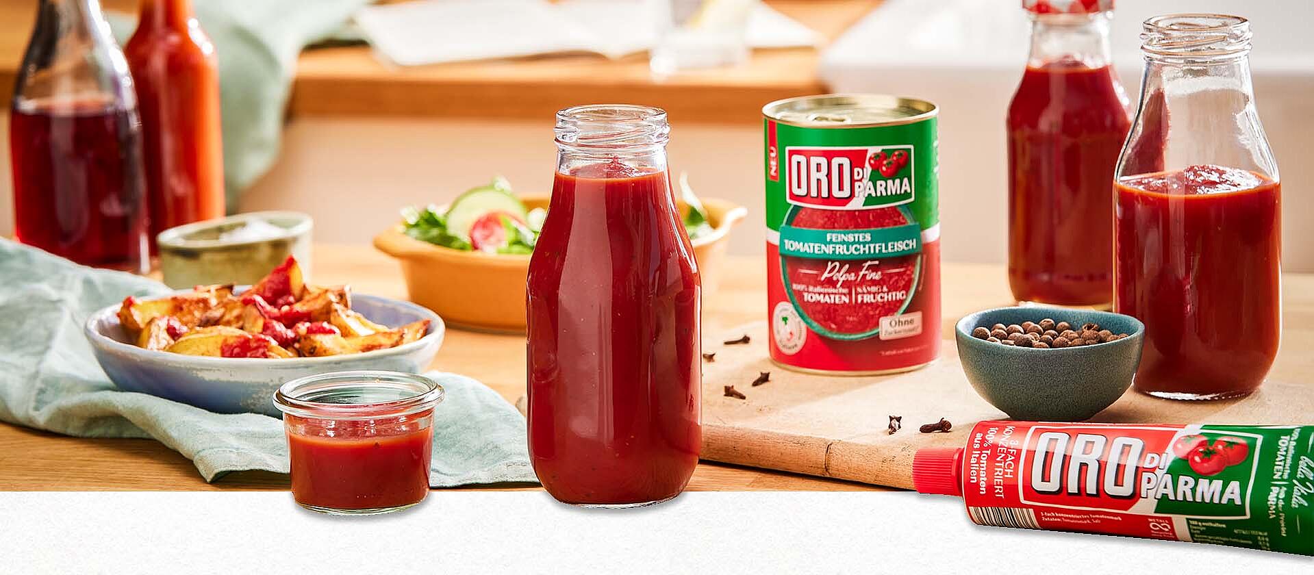 Selbstgemachtes Ketchup in einer Flasche abgefüllt