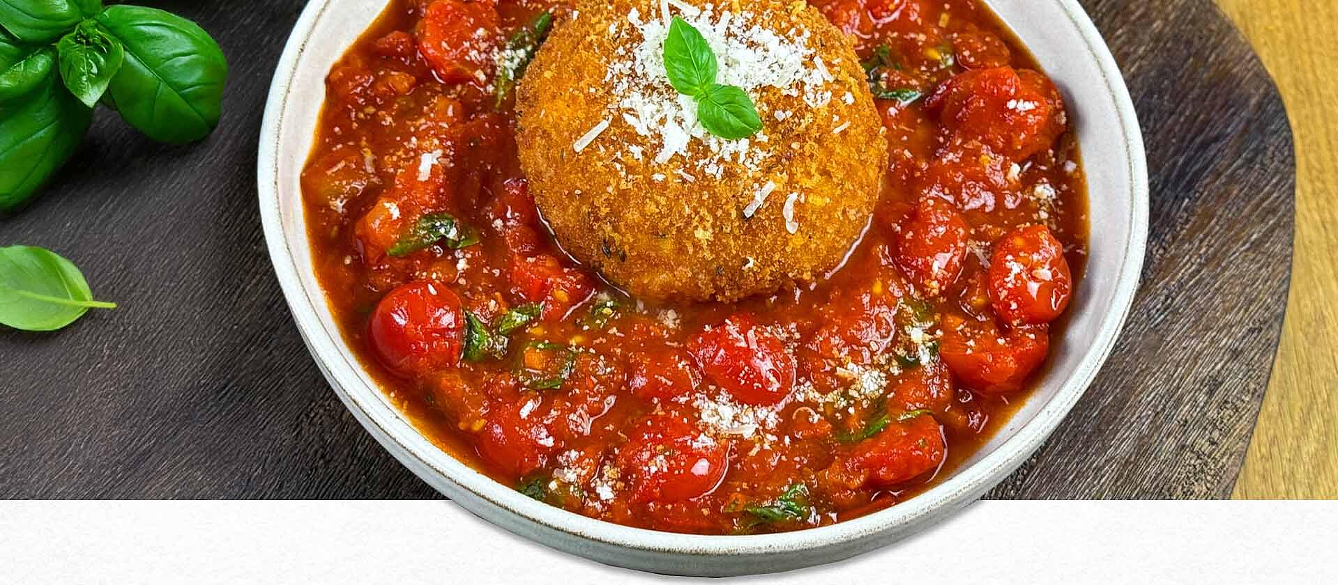 Frittierter Burrata auf Tomaten Gemüse