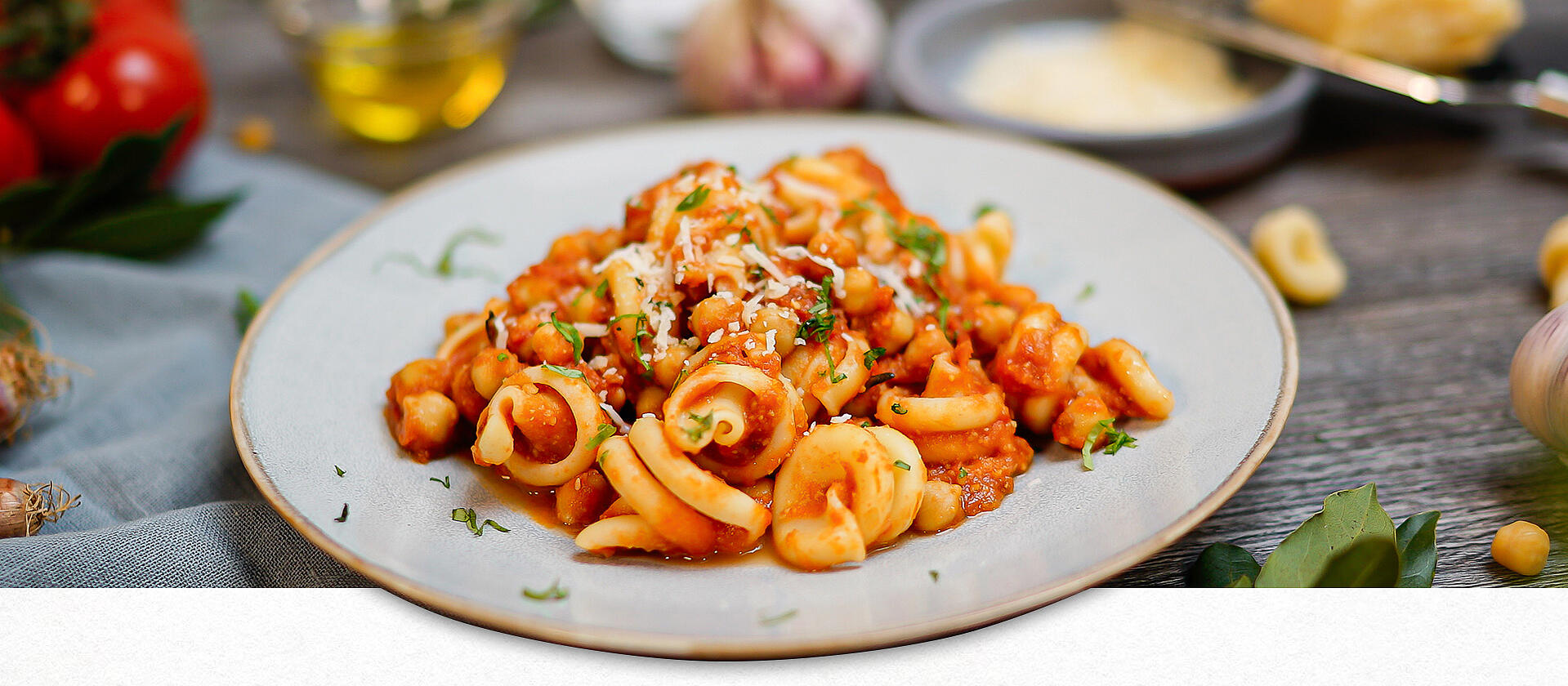 Teller mit Pasta in einer Tomaten-Kichererbsen-Sauce