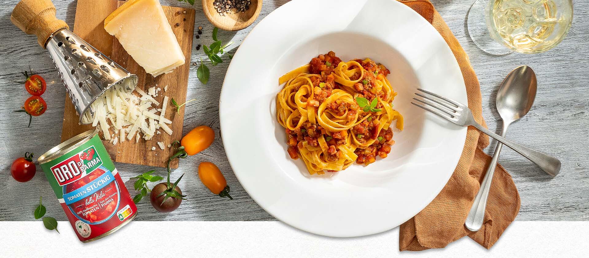 Eine Schüssel gefüllt mit Tagliatelle mit ragú alla bolognese