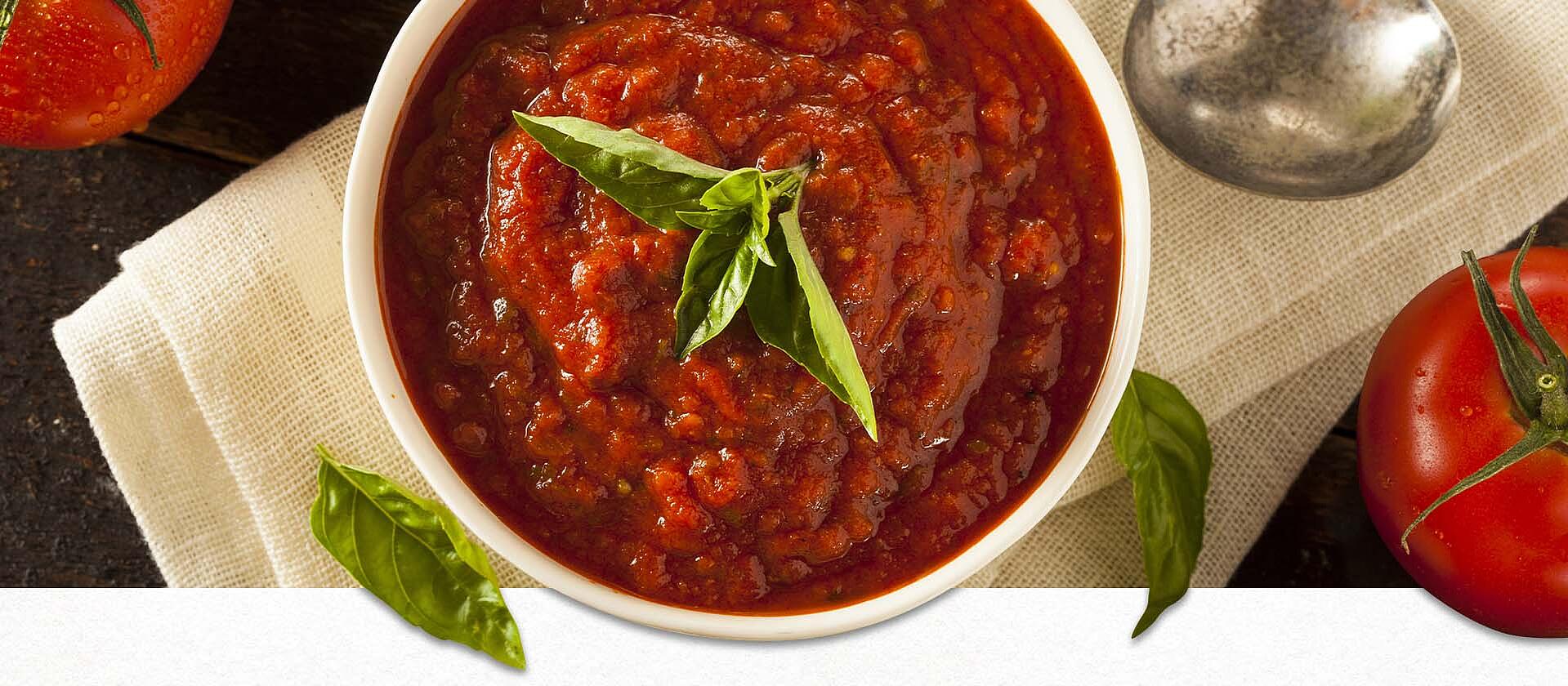 Selbstgemachte Tomatensauce in einer Schüssel