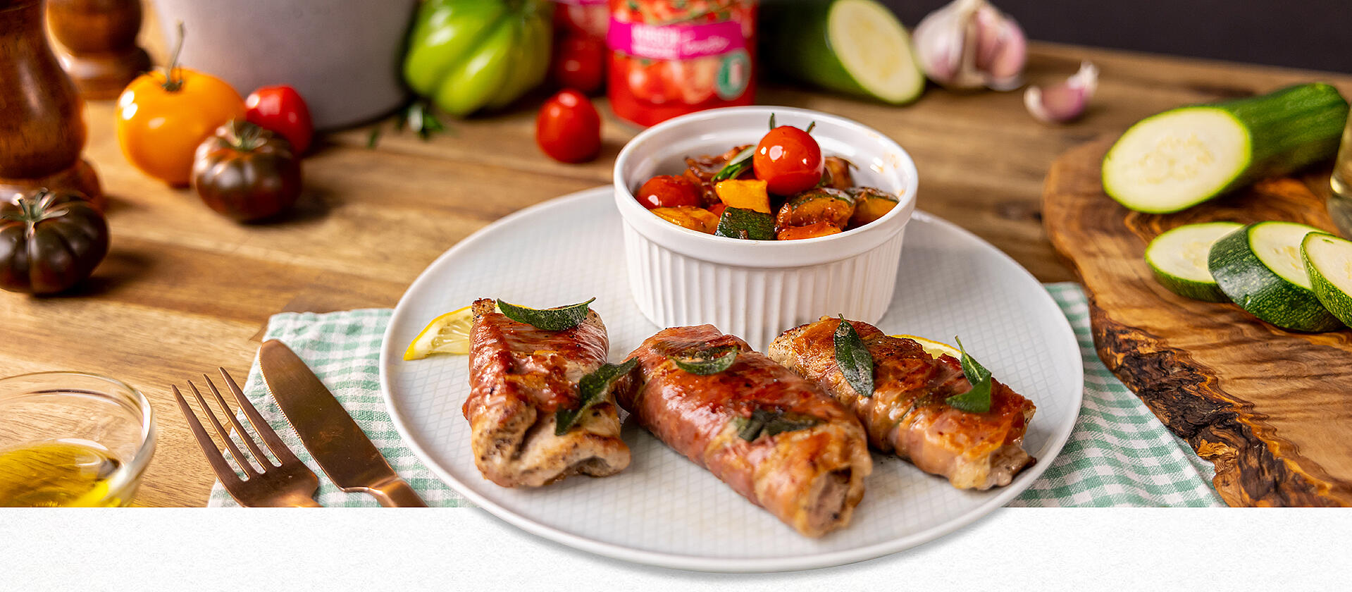 Ein Teller mit Kalbsschnitzel und einem kleinen Schälchen gefüllt mit Gemüse