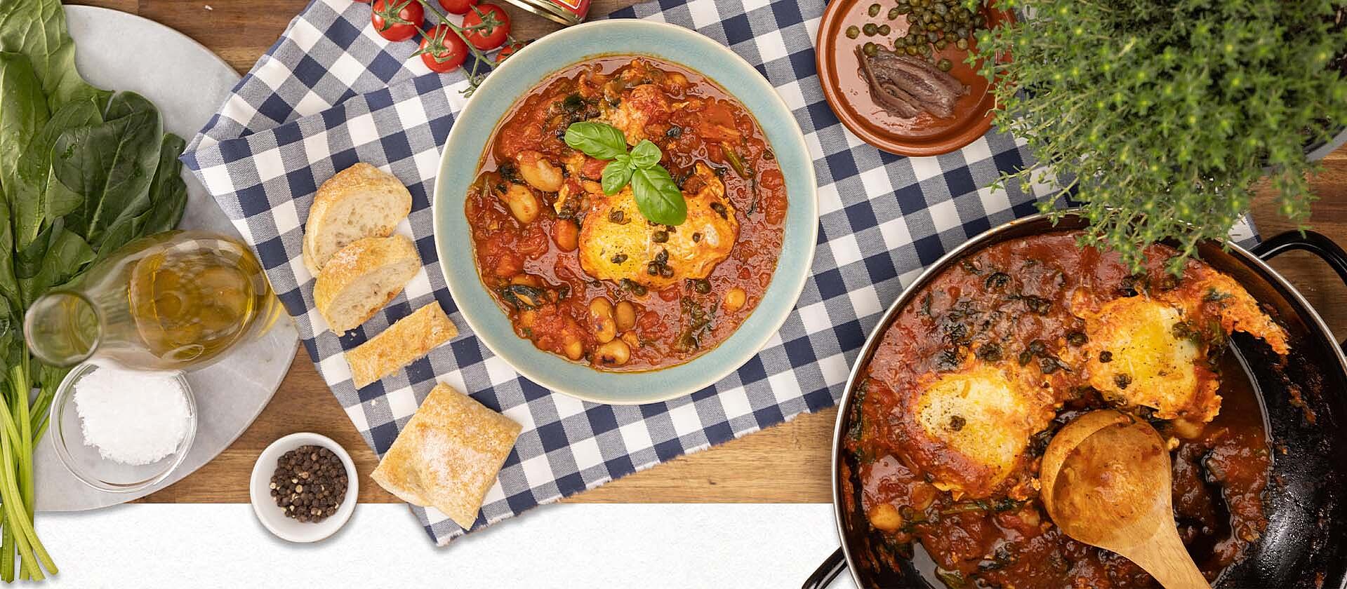 Italienisches Schmorgericht „Uova in purgatorio“ in der Pfanne