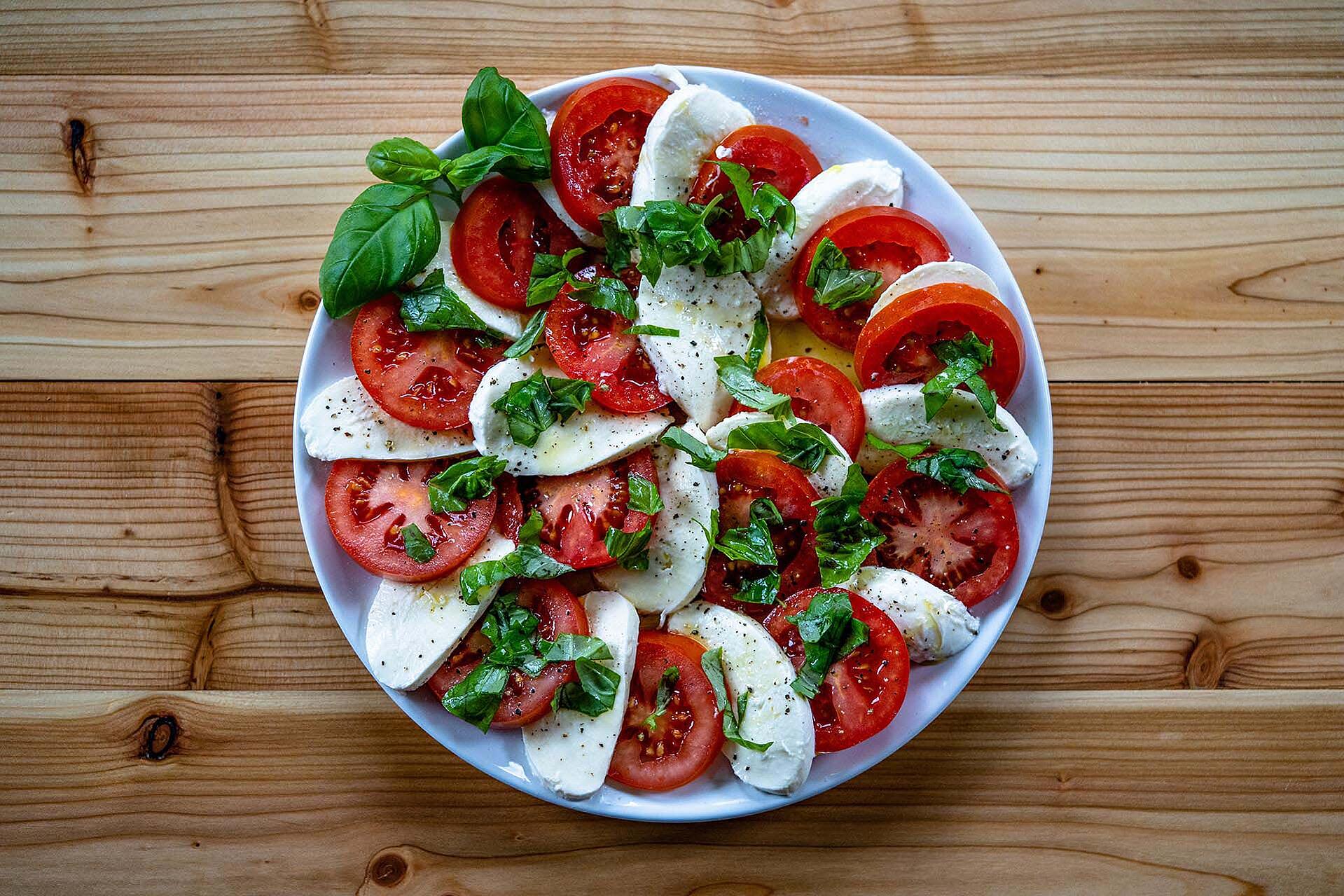 Caprese auf einem Teller