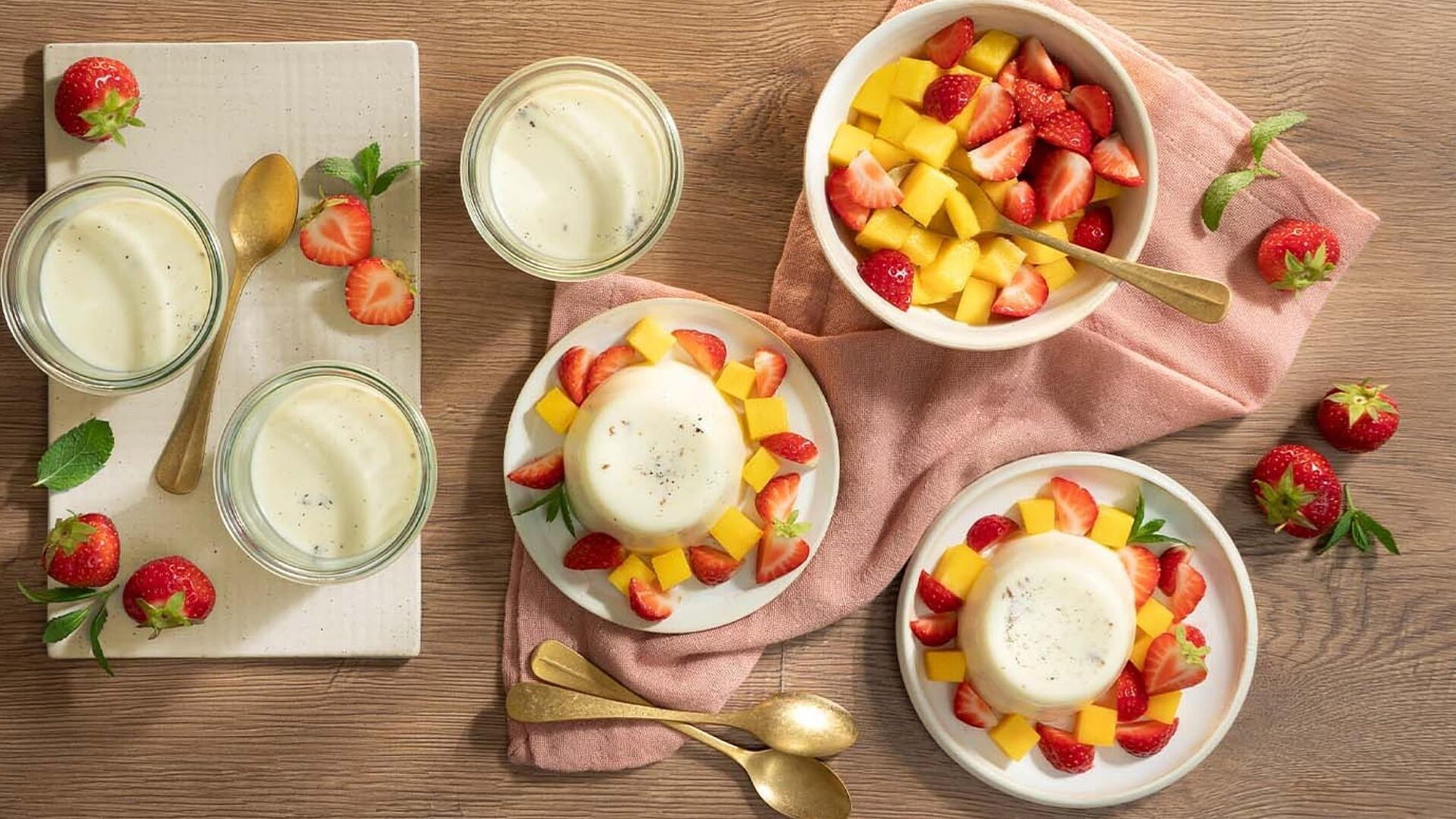 Dessert im Glas: Auf einem Teller steht ein Glas gefüllt mit Limoncello Panna Cotta und Mango-Topping