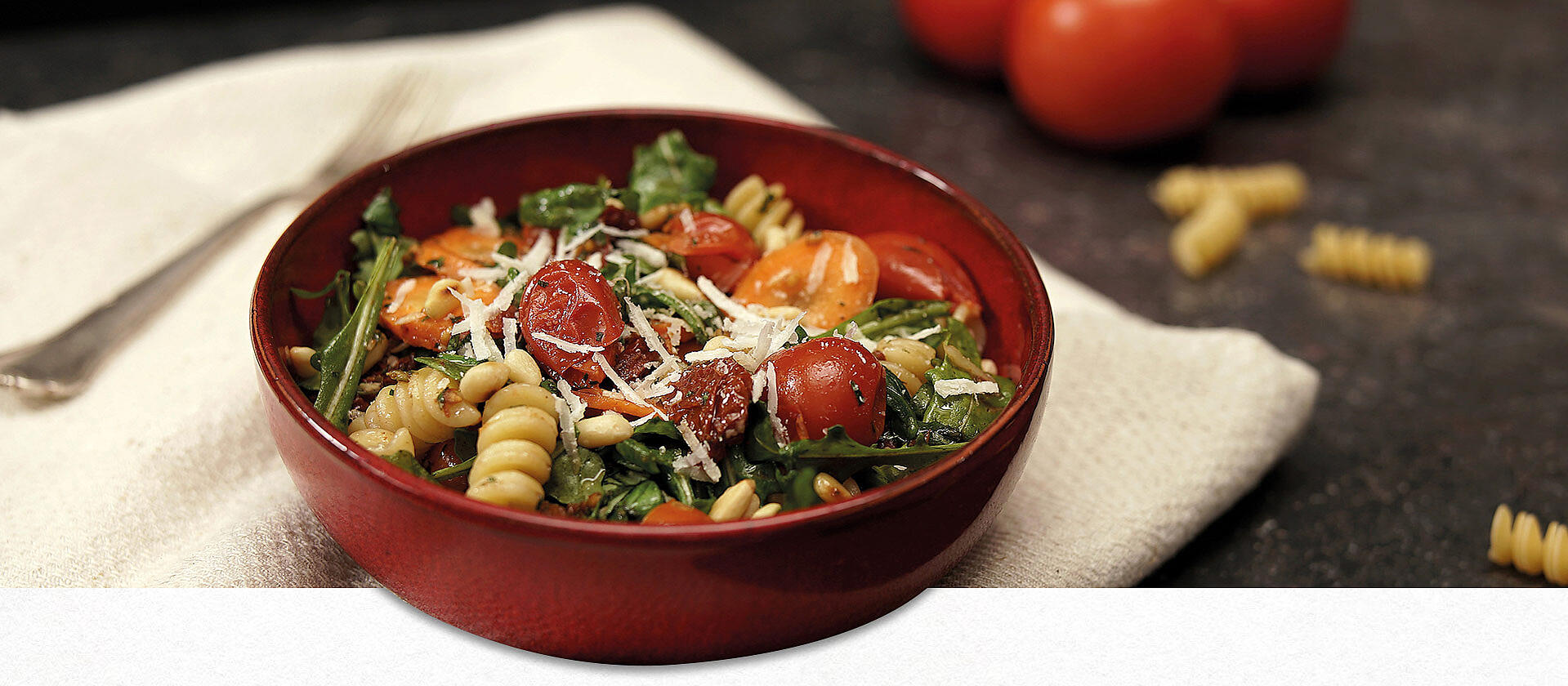 Eine rote Schüssel gefüllt mit Pastasalat