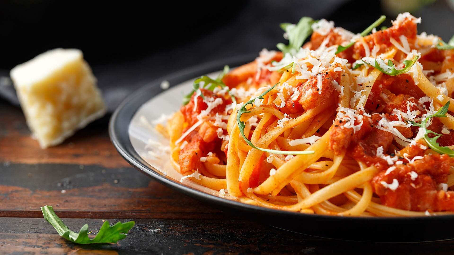 Spaghetti mit Tomatensauce auf einem Teller