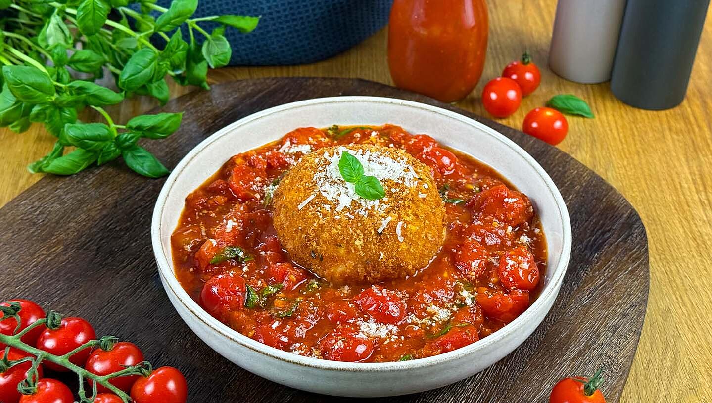 Frittierter Burrata auf Tomatengemüse