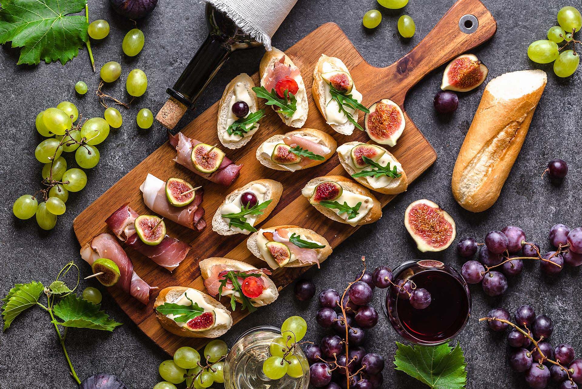 Verschiedene Bruschetta Varianten auf einem Brett 