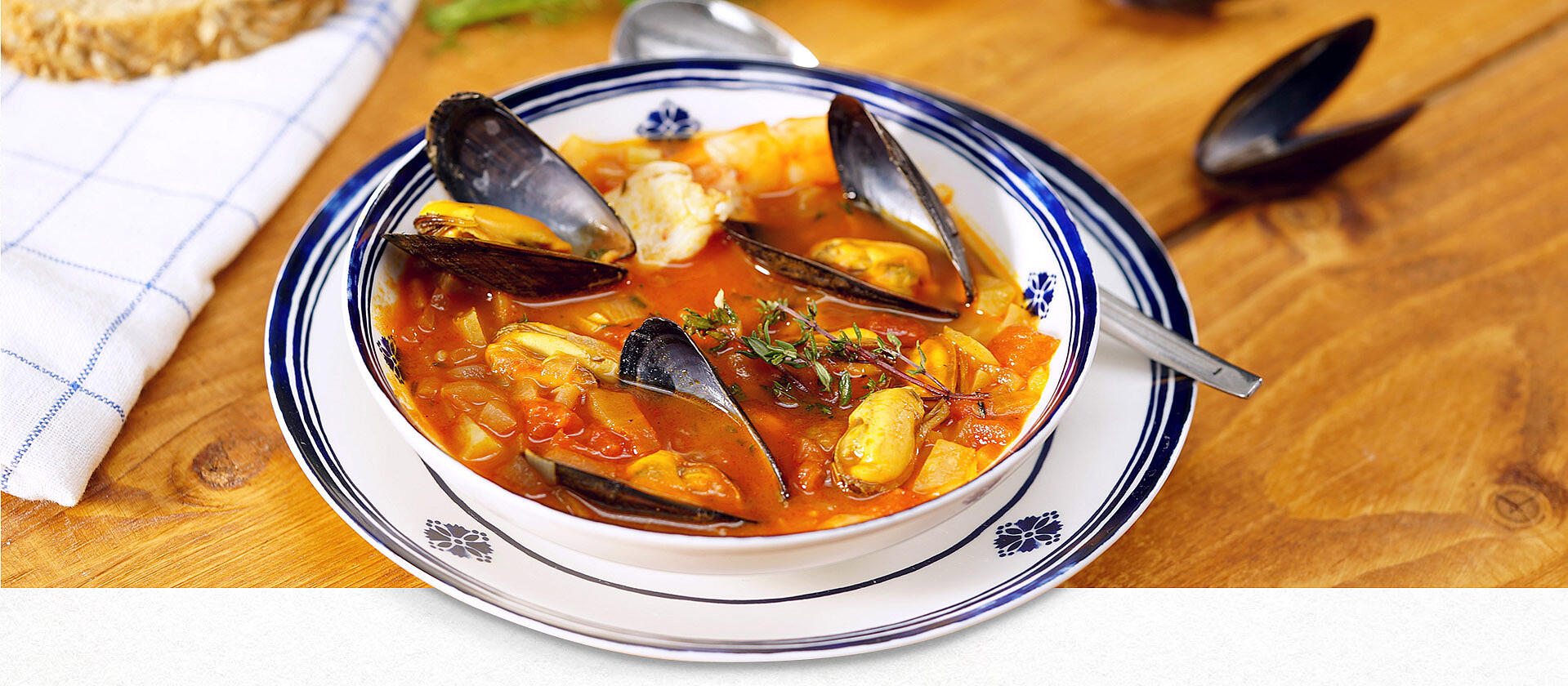 Muschelsuppe mit Miesmuscheln und Garnelen in einem Suppenteller