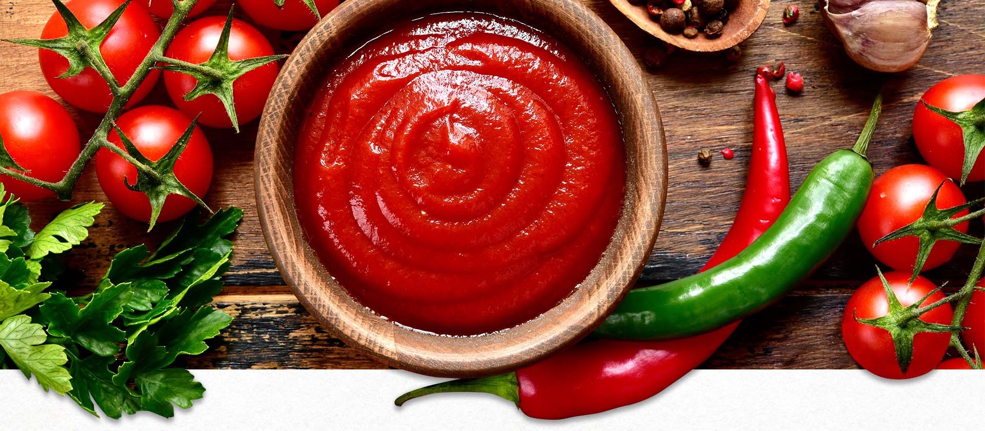 Passierte Tomaten in einer Holzschüssel