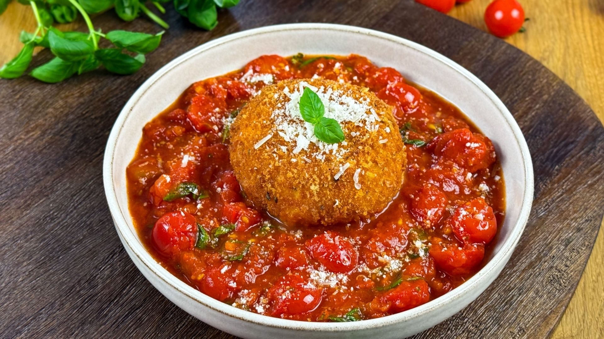 Frittierter Burrata auf Tomaten Gemüse