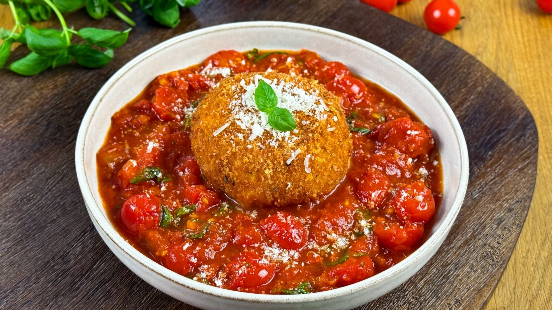 Frittierter Burrata auf Tomatengemüse