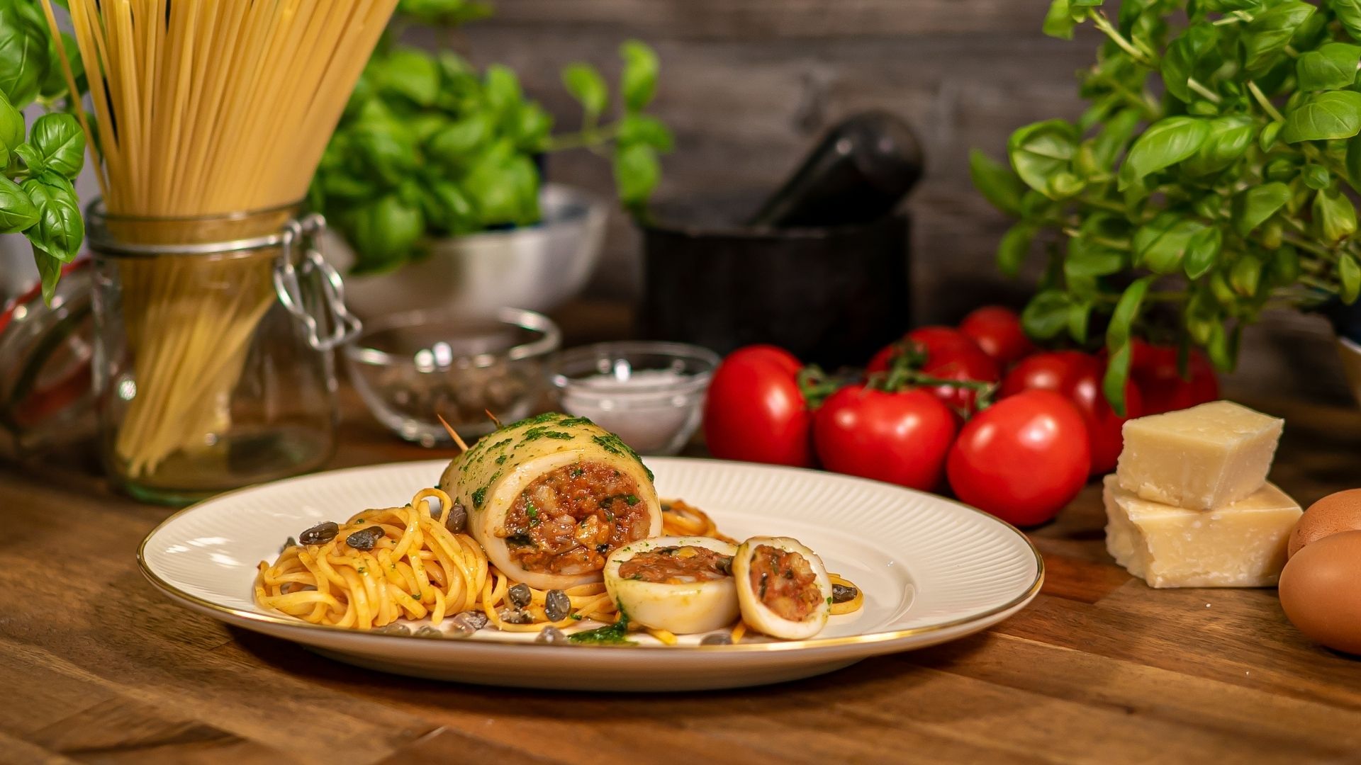 Ein Teller mit gefüllten Tintenfischtuben und Pasta