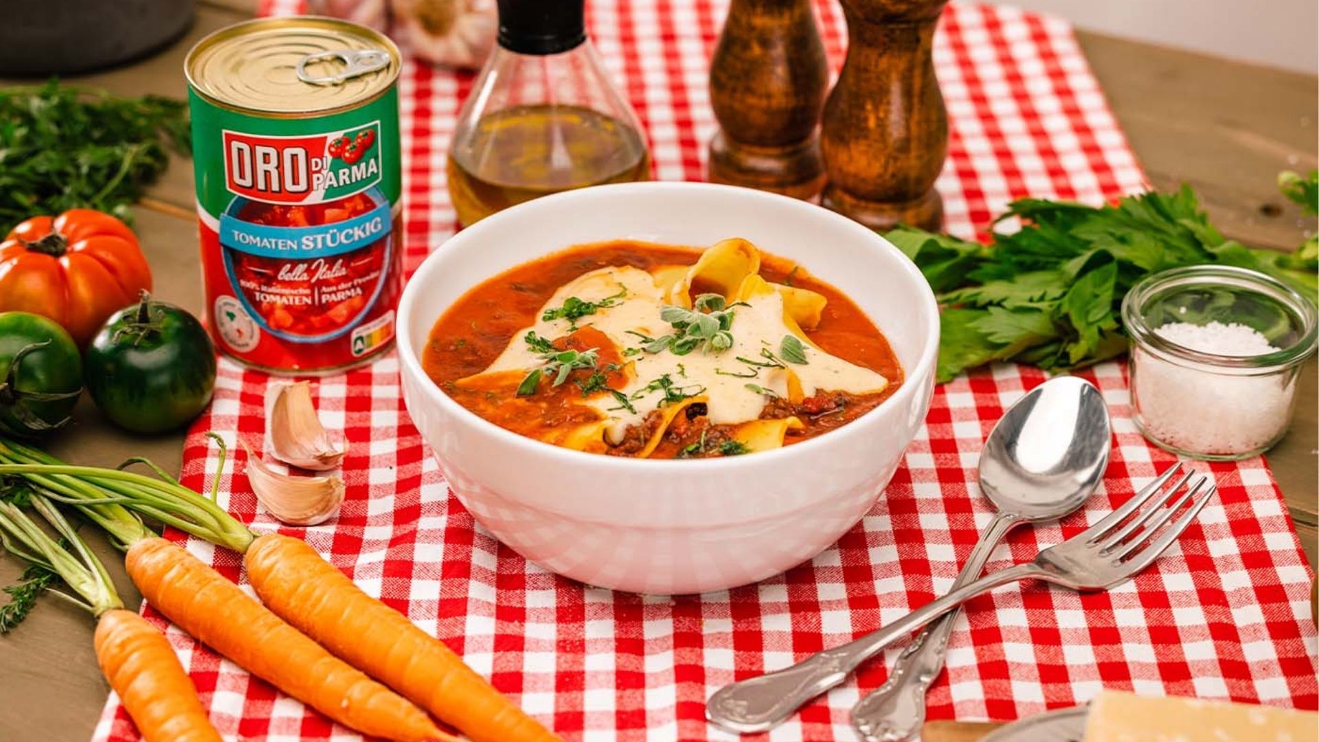 Lasagnesuppe im Teller mit Zutaten