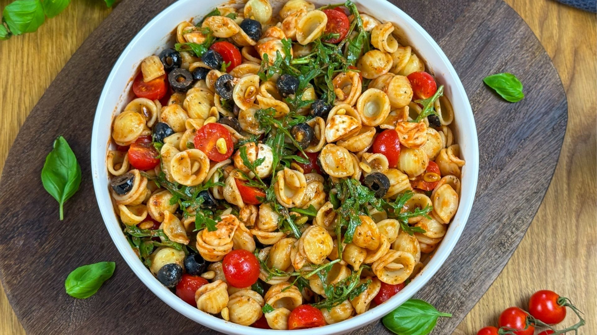 Mediterraner Nudelsalat mit Rucola, Mini Mozzarella, getrockneten Tomaten, Kirschtomaten