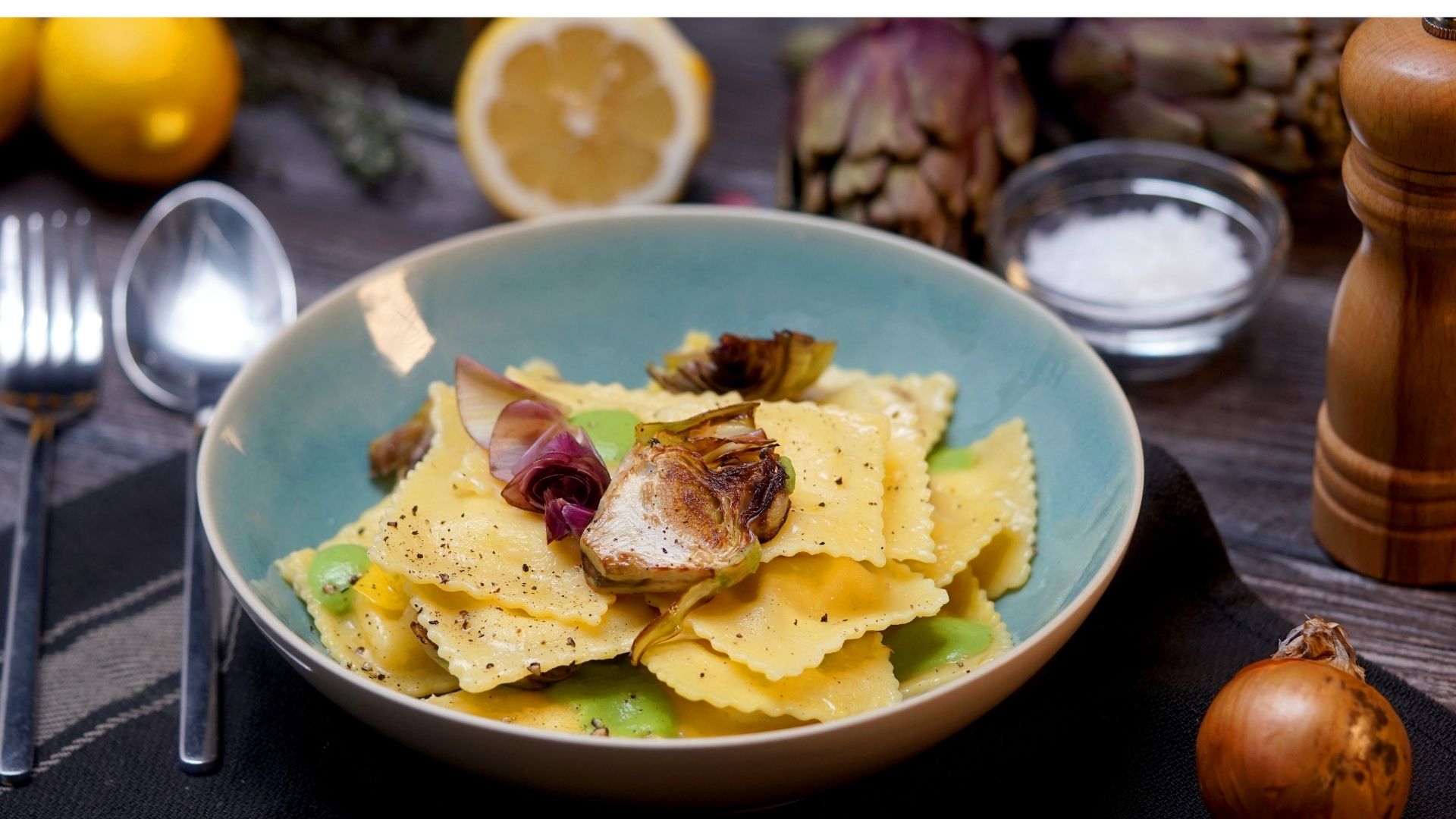 Ravioli mit Artischocken auf einem Pastateller