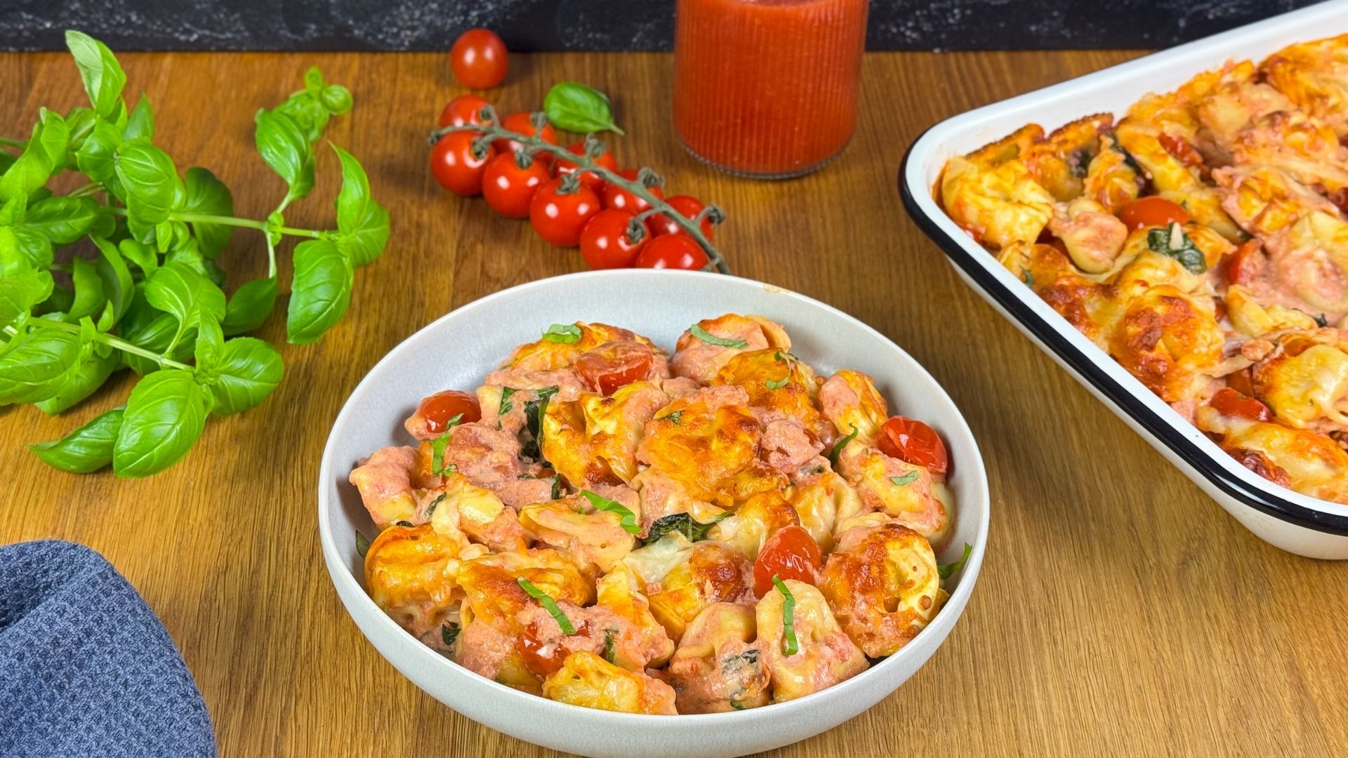 Tortellini Auflauf mit Kirschtomaten und Spinat