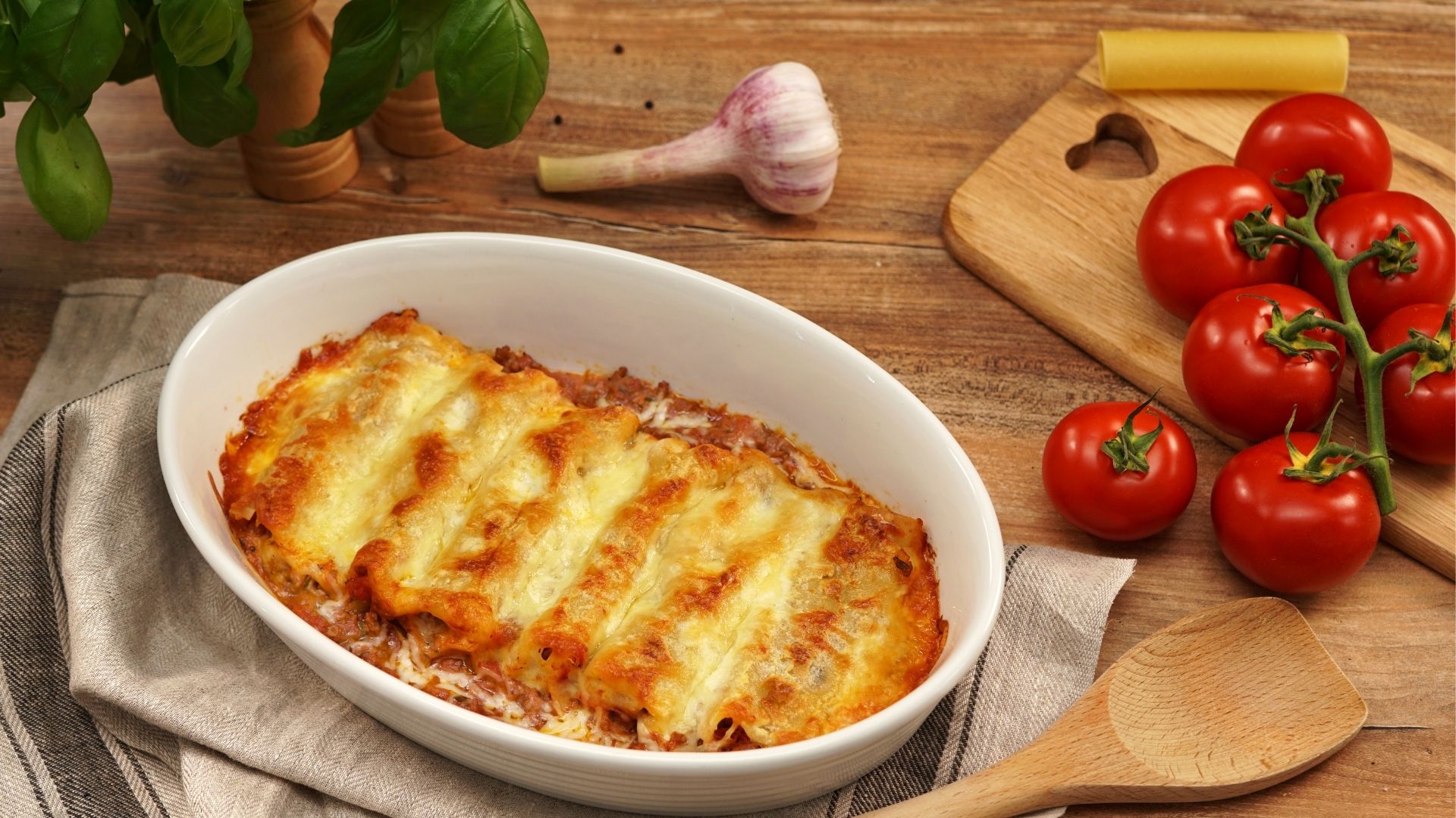 Cannelloni in einer Auflaufform mit Käse überbacken