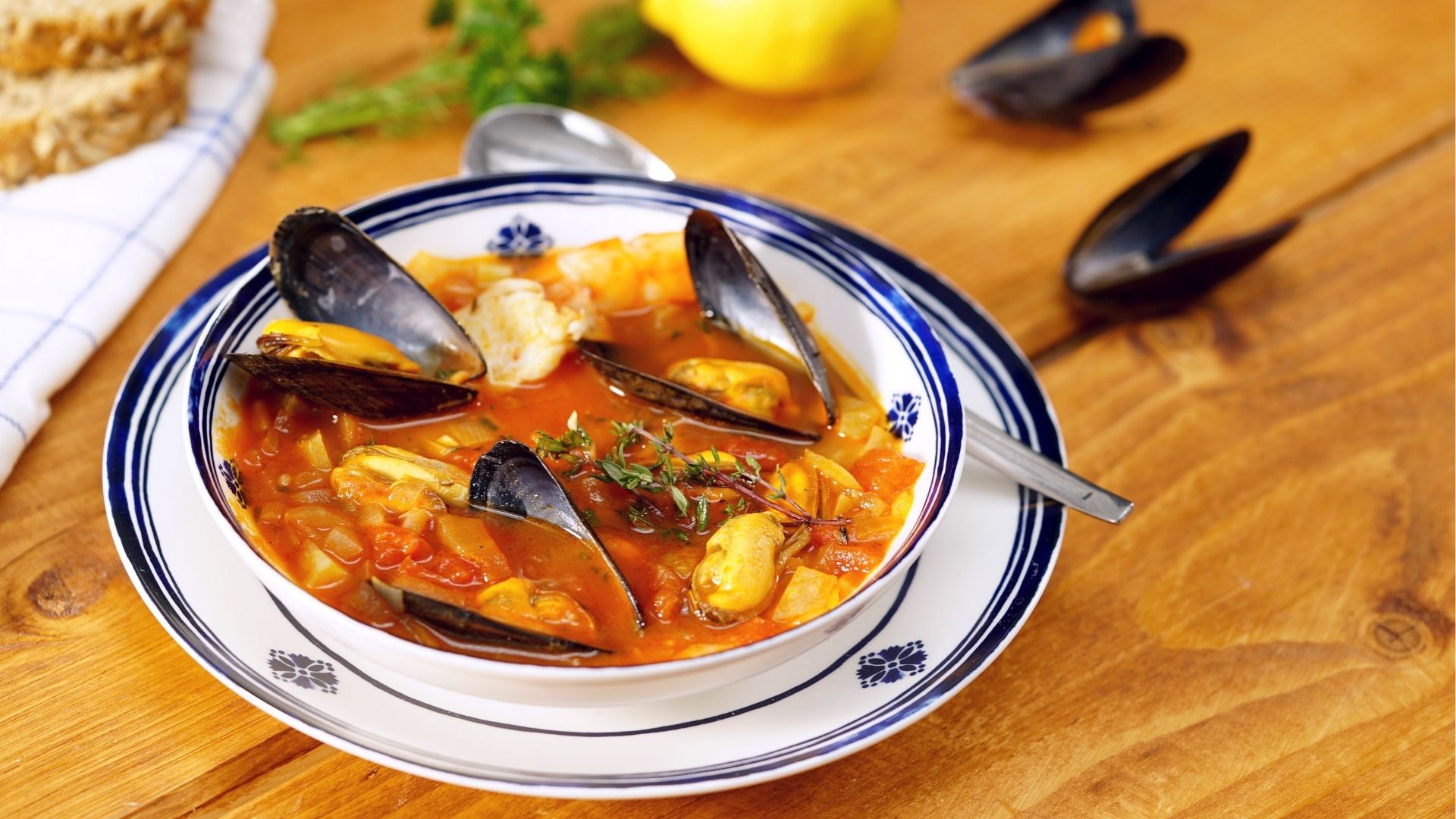 Muschelsuppe mit Miesmuscheln und Garnelen in einem Suppenteller