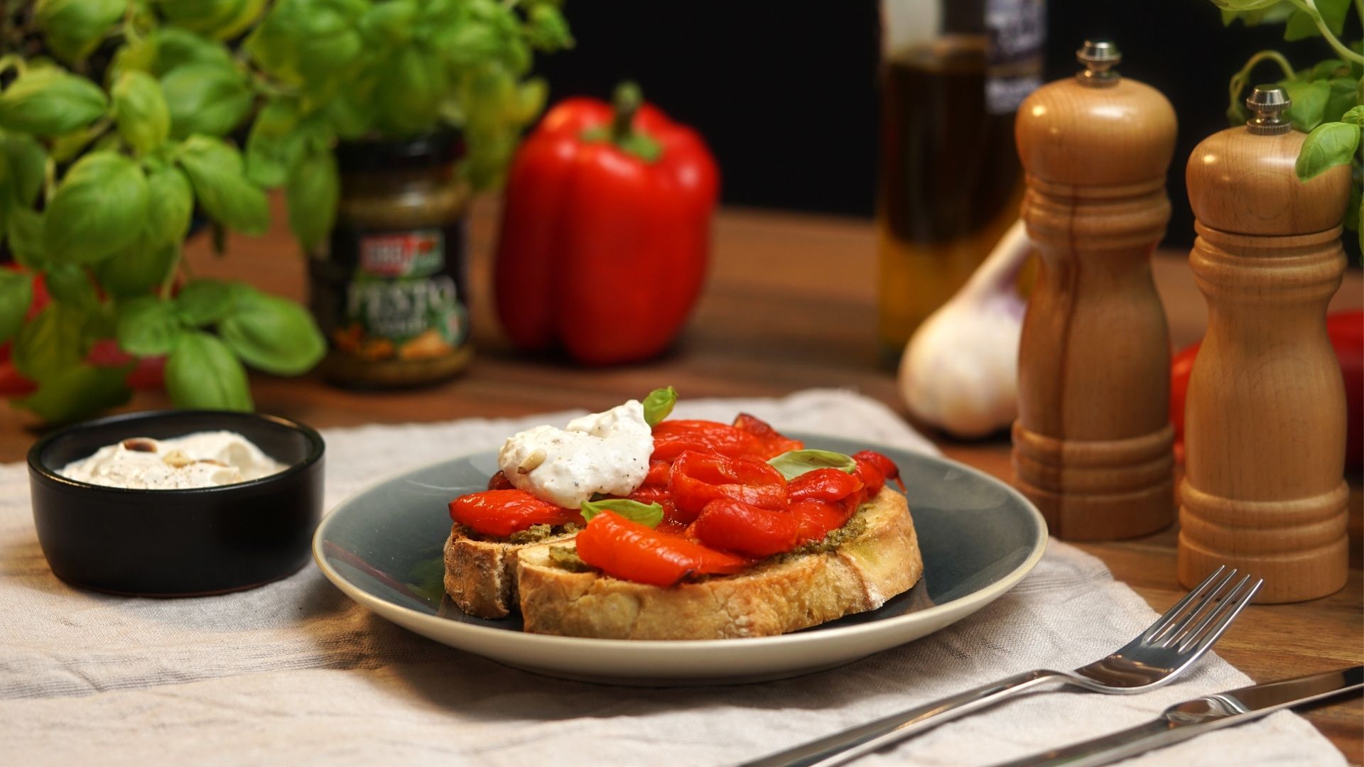 Zwei Scheiben Ciabatta-Brot mit gegrillter Paprika und Ricotta-Pinienkercreme belegt