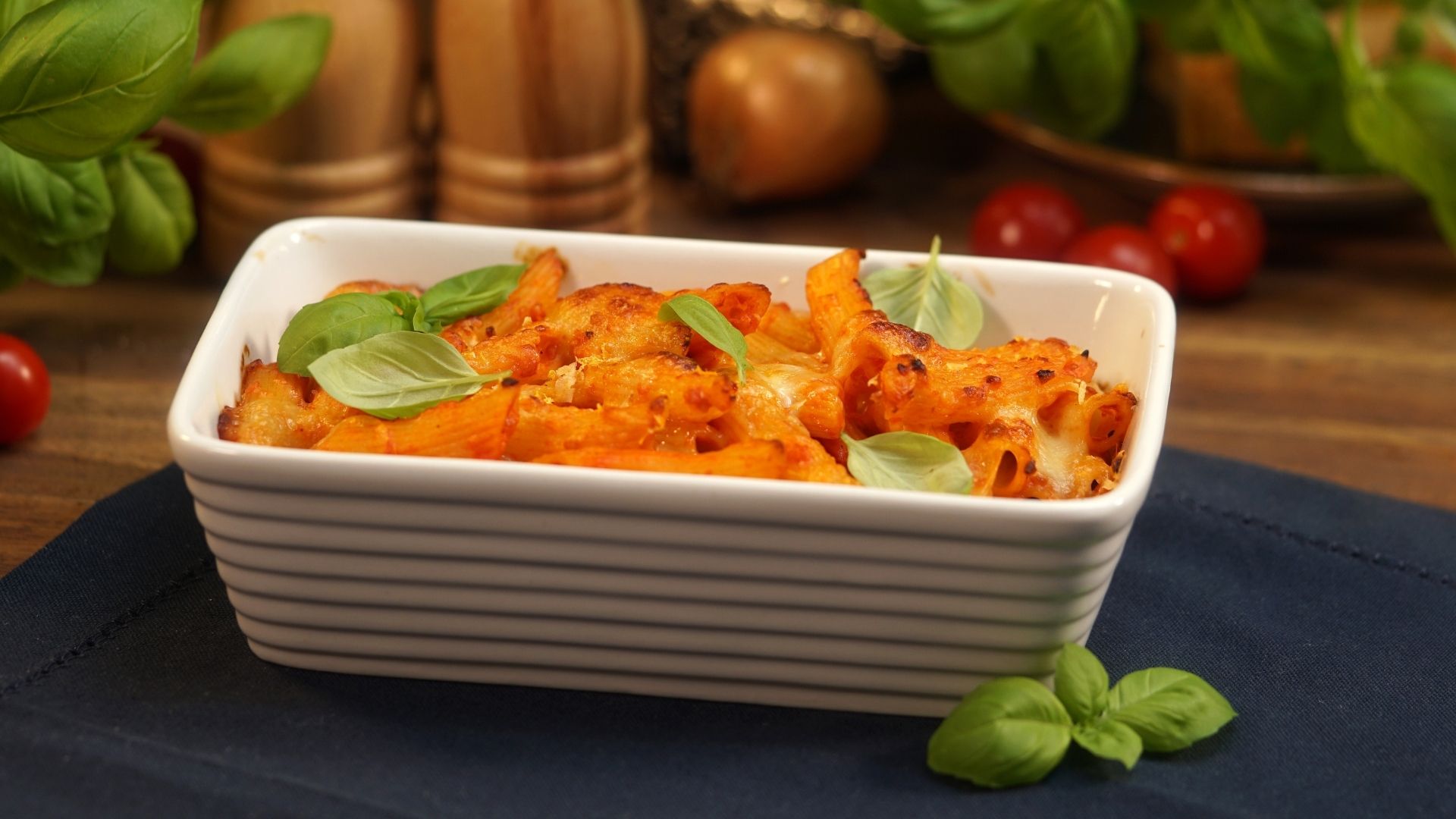 Penne in einer Auflaufform überbacken mit Parmesan und Mozzarella