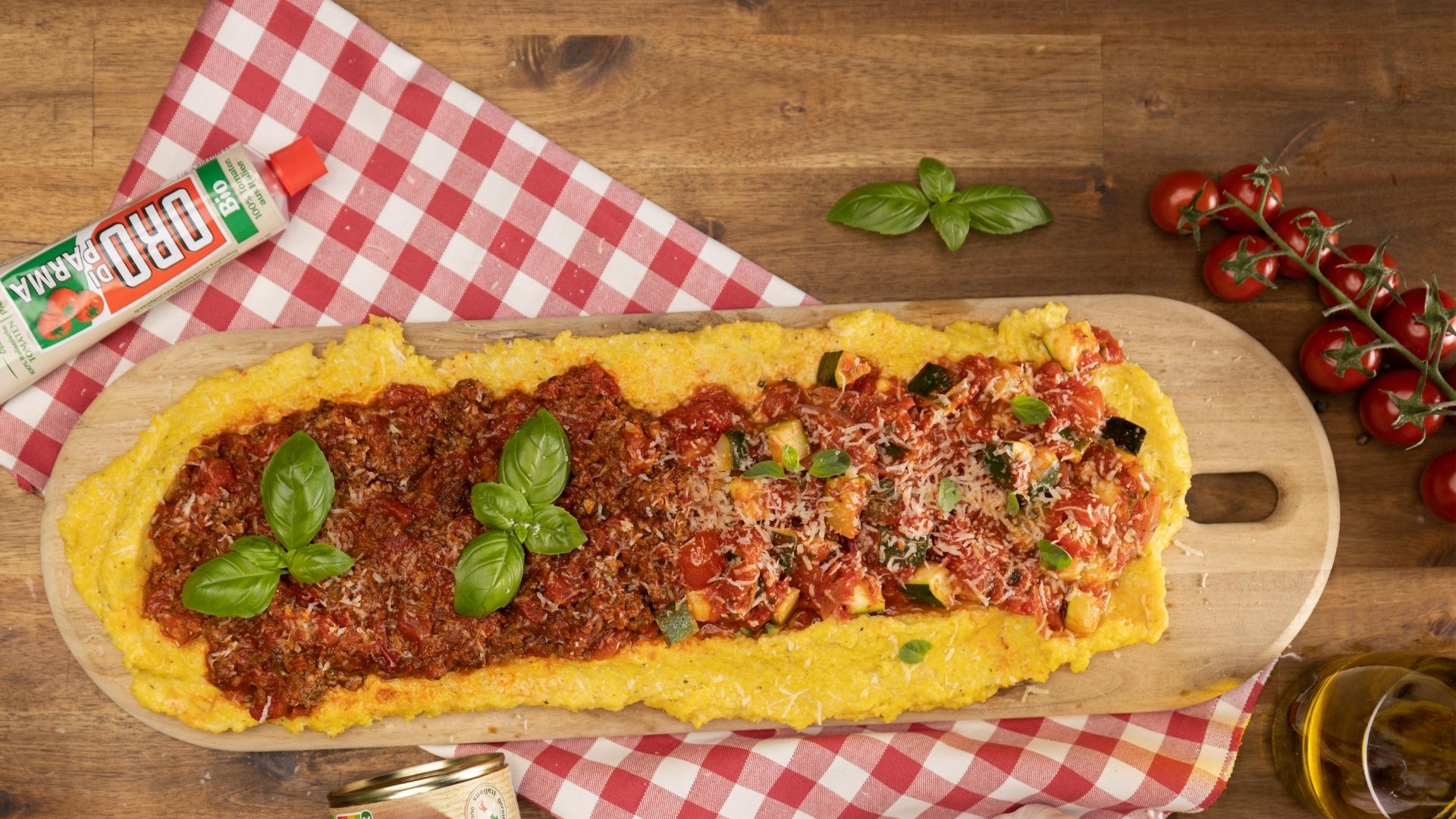 Eine Polenta sul tavolo mit zwei Toppings auf einem Holzbrett