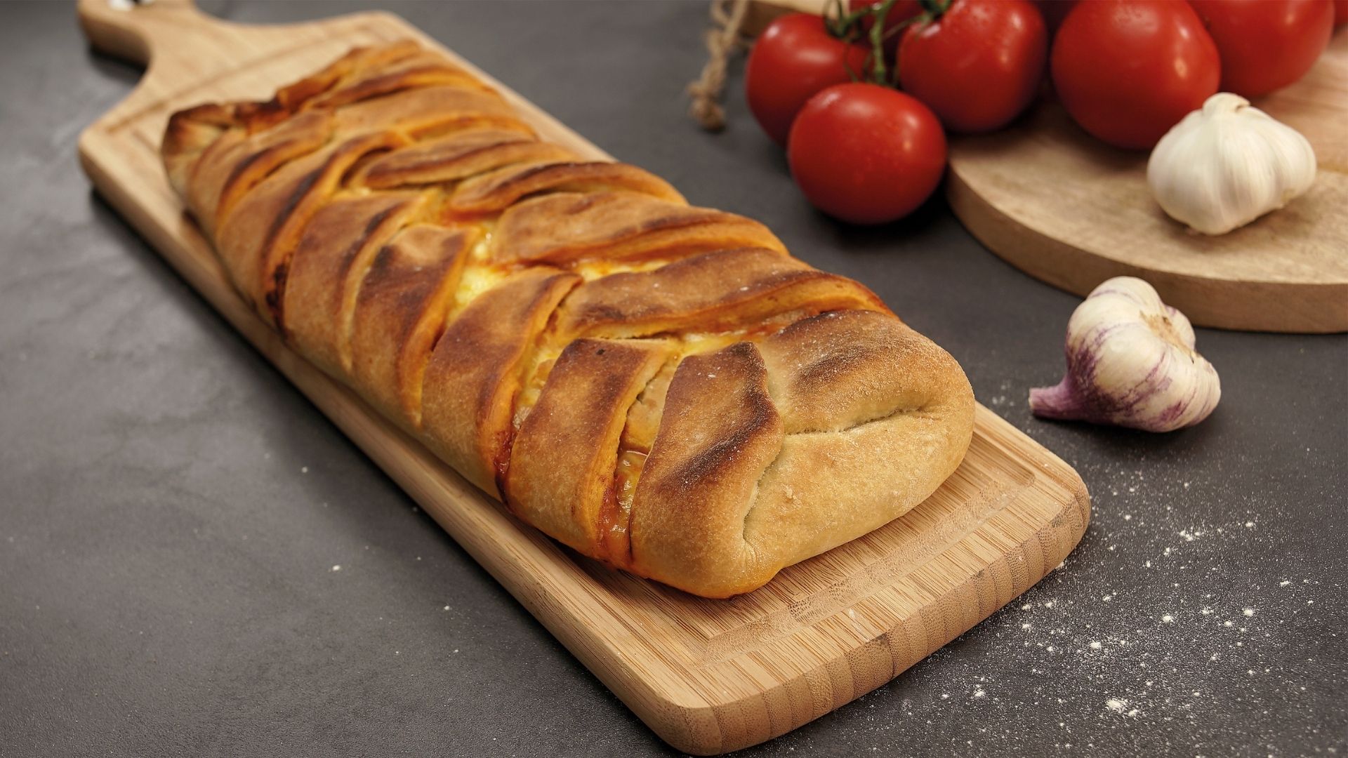 Ein italienischer Strudel mit Hackfleischfüllung auf einem Holzbrett