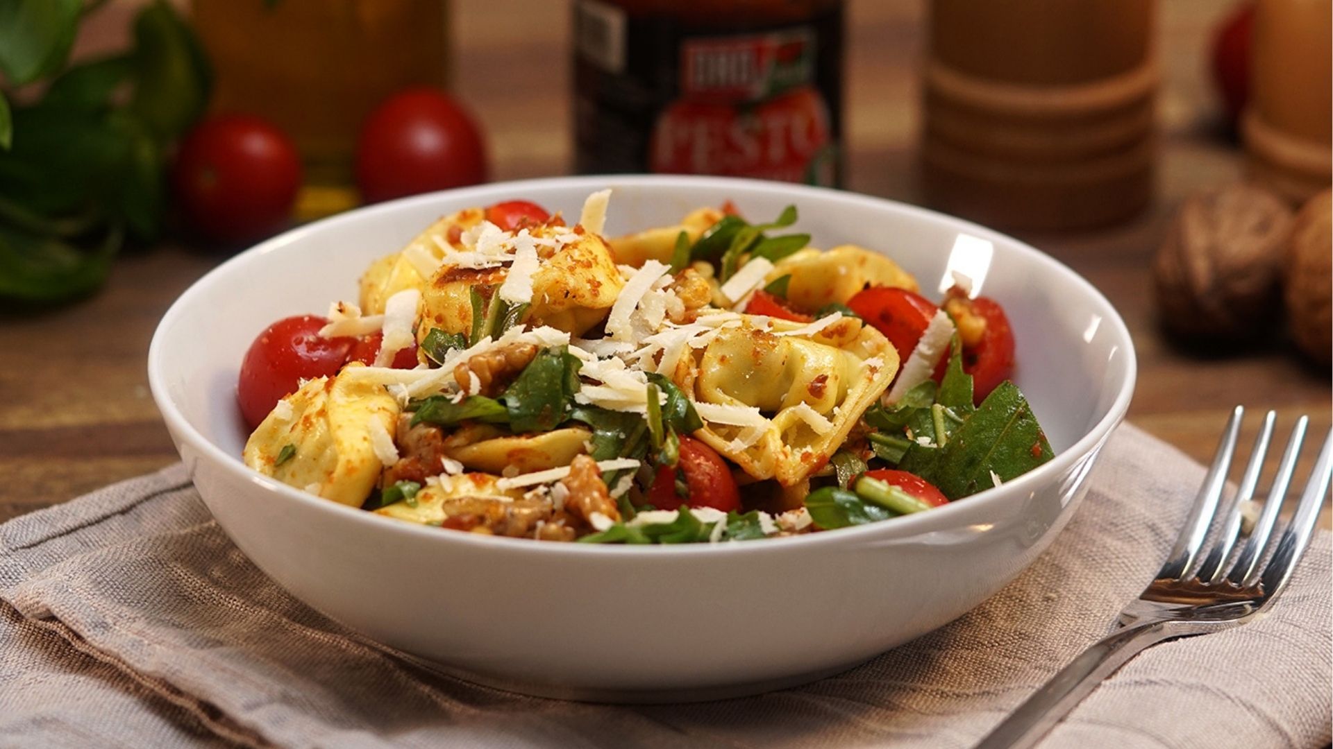 Eine Schüssel gefüllt mit Tortellini-Salat