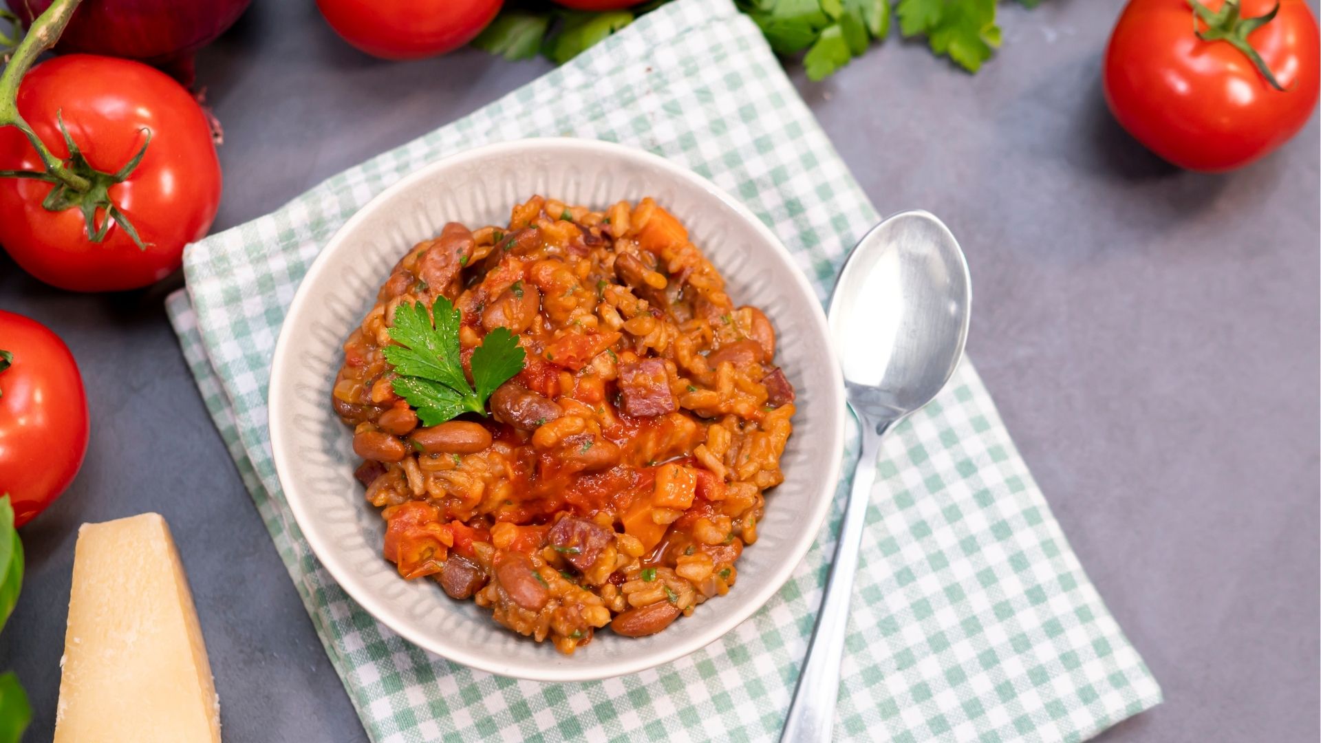 Panissa auf einem tiefen Teller angerichtet, daneben ein silberner Löfffel