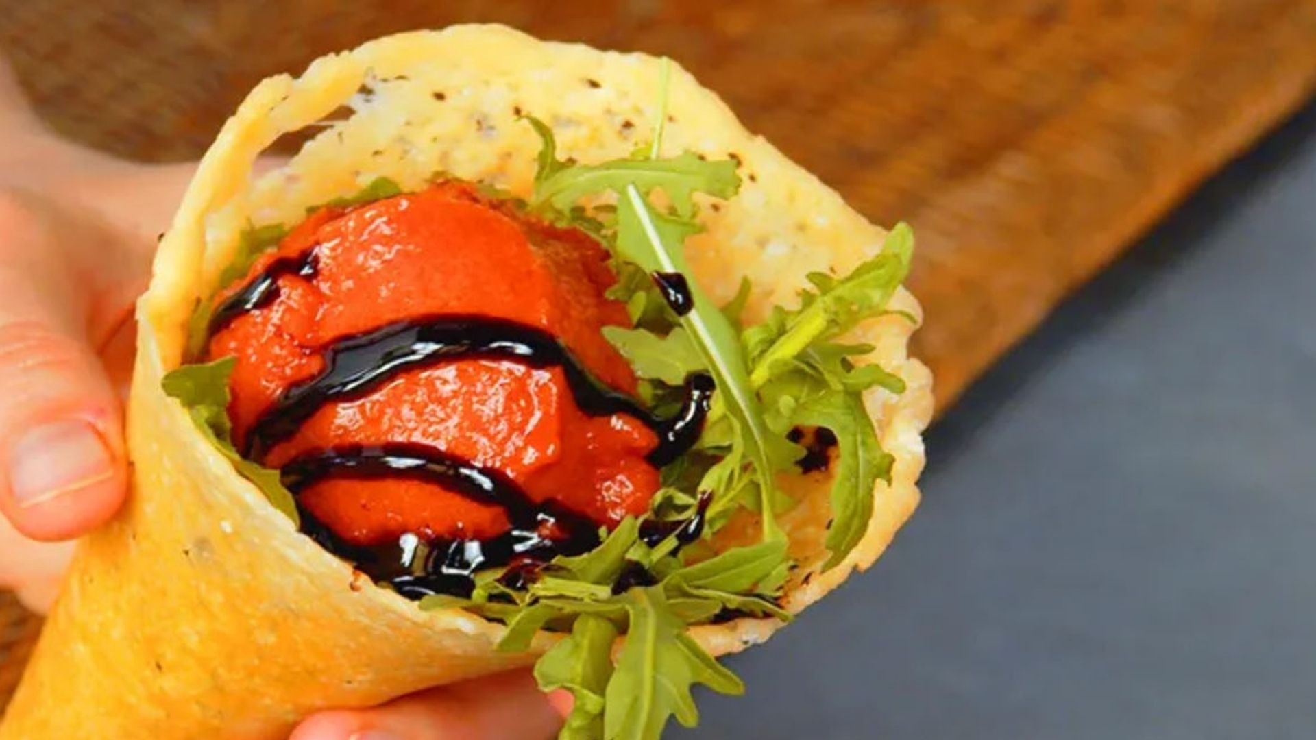 Auf einem Teller liegen gebratene Brioche-Stücke, daneben eine Schüssel mit Tomatensorbet und Tomaten-Mango-Kompott