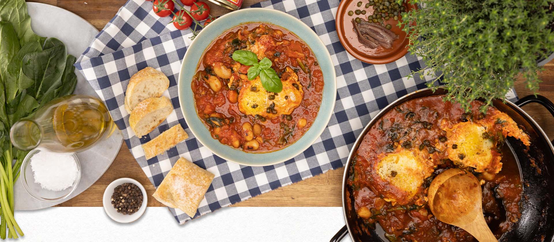 Italienisches Schmorgericht „Uova in purgatorio“ in der Pfanne